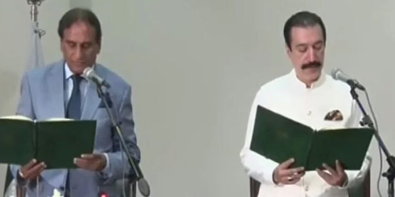 آزاد ڪشمير جي نئين چونڊيل وزيراعظم پنهنجي عهدي جو حلف کڻي ورتو