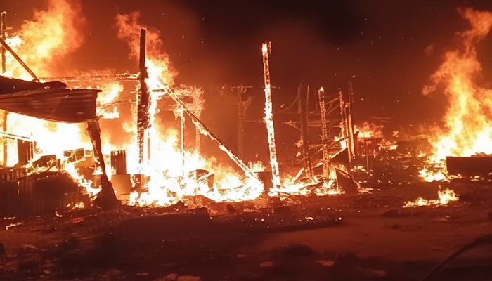 ڪراچي: گلستان جوهر ۾ باهه لڳڻسبب ڪيتريون ئي جهوپڙيون۽موٽر سائيڪلون سڙي رک ٿي ويون