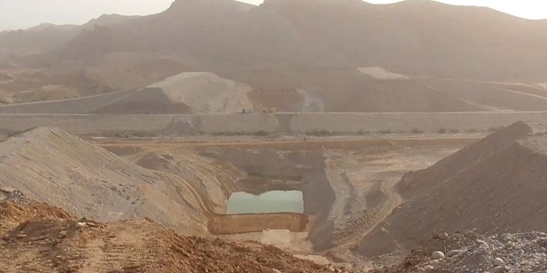 دادو ۾ نئي گج ڊيم تي ڪم گذريل اٺ مهينن کان بند آهي، وفاقي حڪومت نوٽيس ورتو آهي.