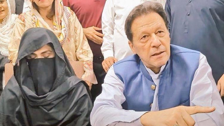 توشه خانه 2 ڪيس: عمران ۽ بشريٰ بي بي کي 17 سال قيد ۽ 16.4 ملين رپيا ڏنڊ جي سزا